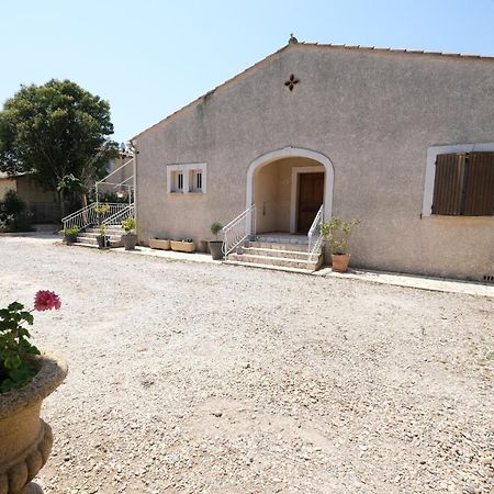 Pretty Detached House With Swimming Pool In The Village Of Mouries Bagian luar foto