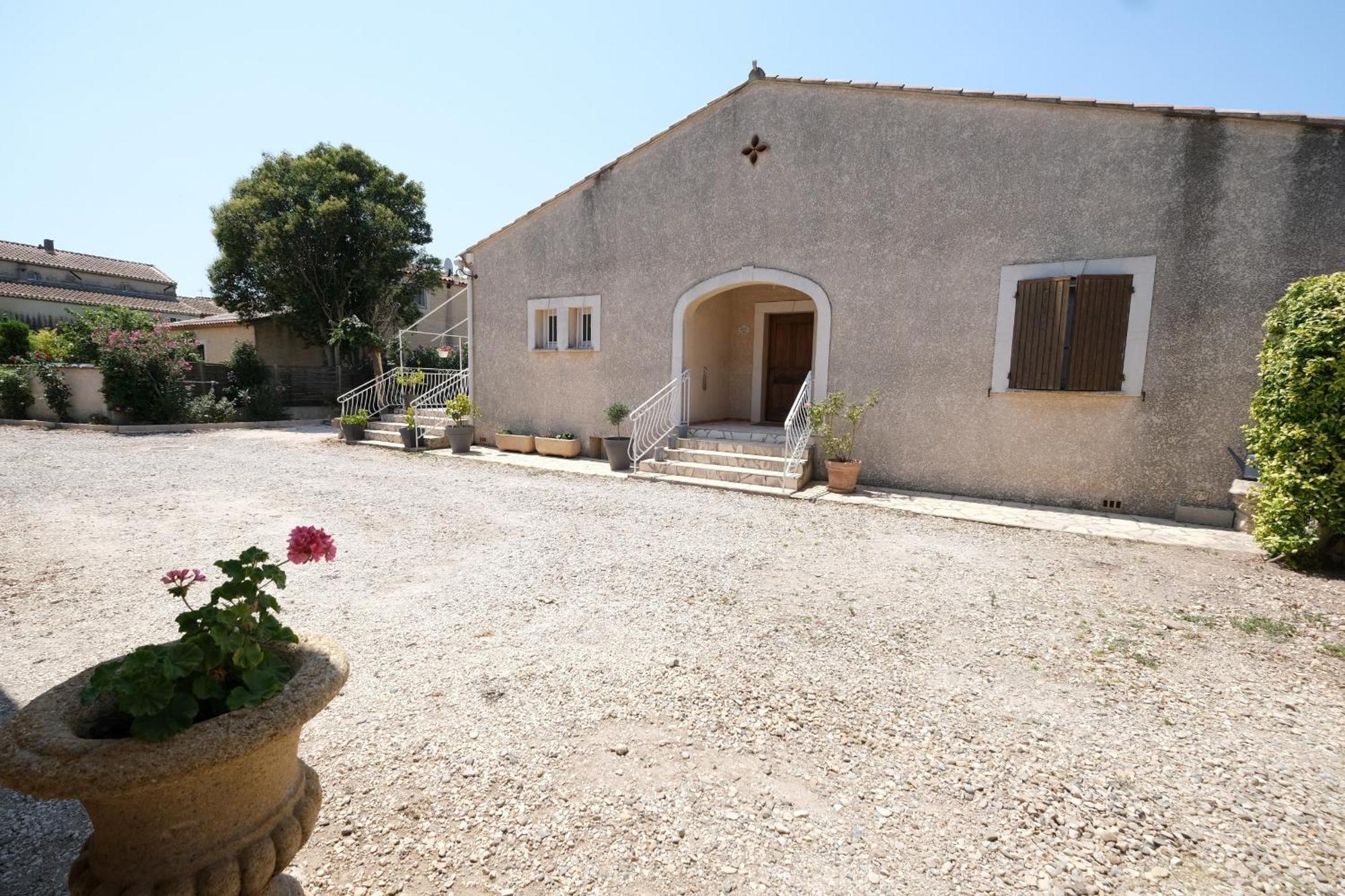 Pretty Detached House With Swimming Pool In The Village Of Mouries Bagian luar foto